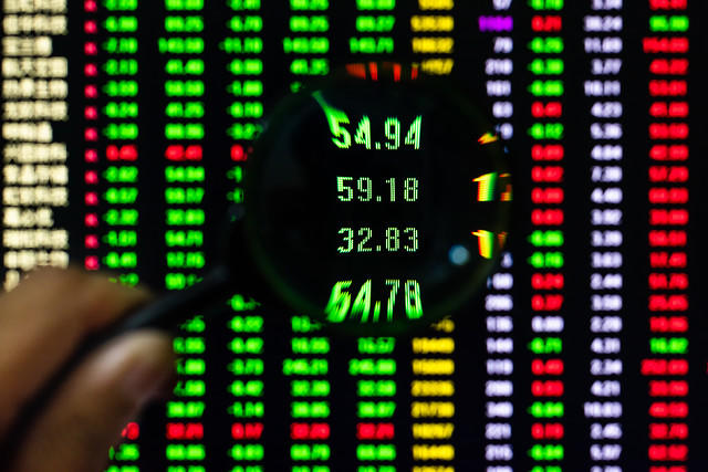 区块链视角下的股票类型分析：风险与机遇并存